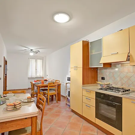 Queen Elena Centro - Happy