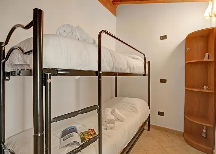 Queen Elena Centro - Happy *