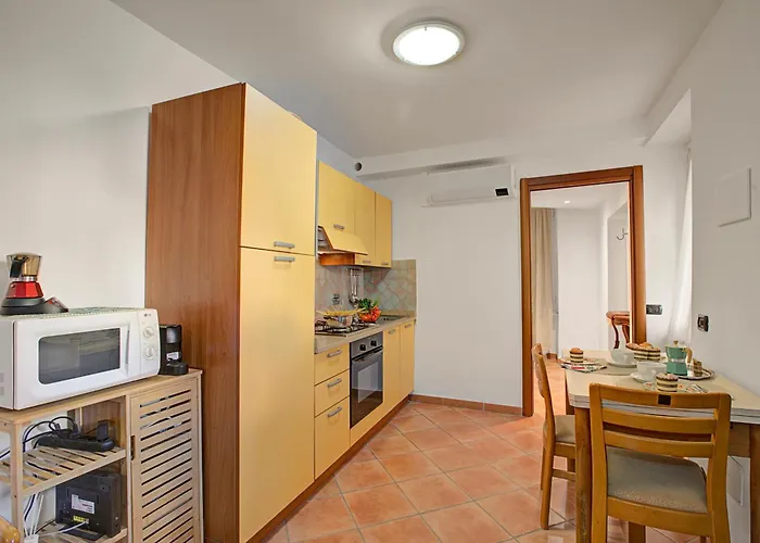 Queen Elena Centro - Happy 圣雷默