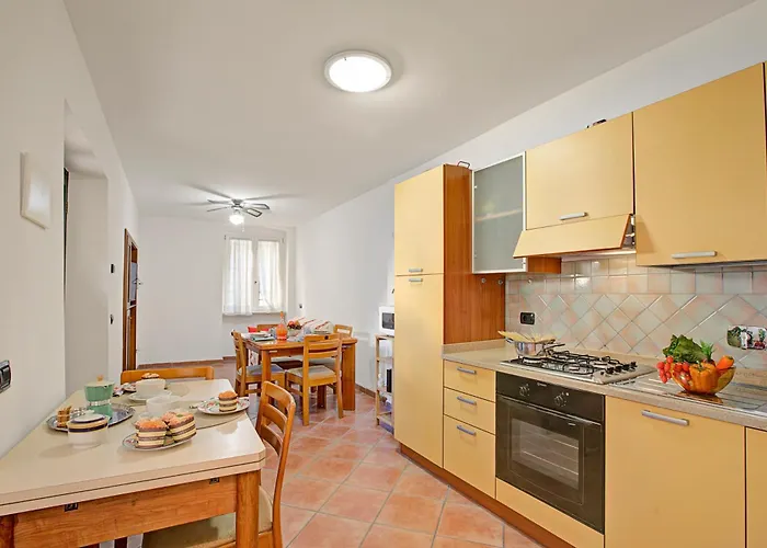 Queen Elena Centro - Happy