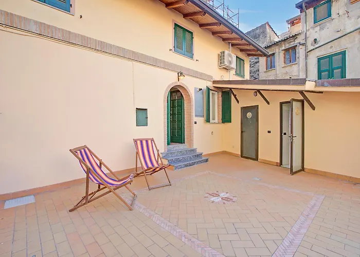 Queen Elena Centro - Happy *